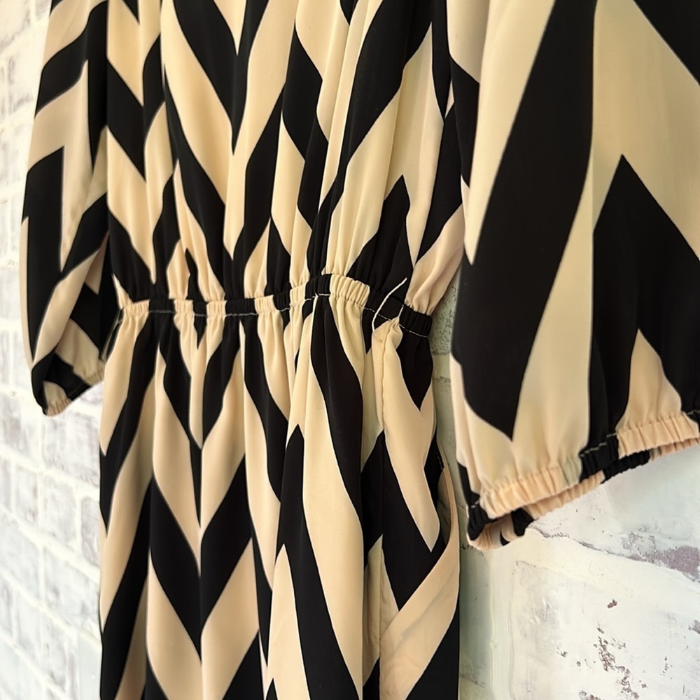 Gianni Bini Women’s Chevron Dress Above the Knee Tan Black Career Pockets Sz XS - Picture 4 of 7